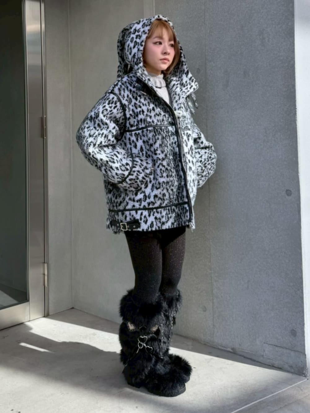 ブラック系のその他パンツ、グレー系のダウンジャケット/コート、グレー系のニット/セーターを着用したレディースの冬コーディネートの3枚目の写真