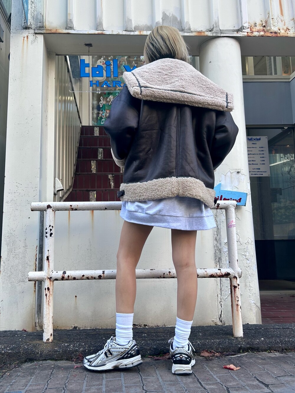 グレー系のスウェット、ブラック系のその他アウターを着用したレディースの冬コーディネートの4枚目の写真