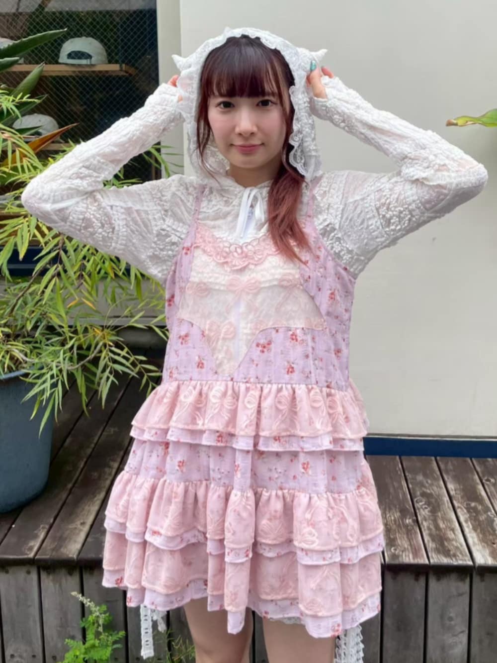 ホワイト系のパーカー、ホワイト系のその他パンツ、ピンク系のワンピースを着用したレディースの秋コーディネートの3枚目の写真