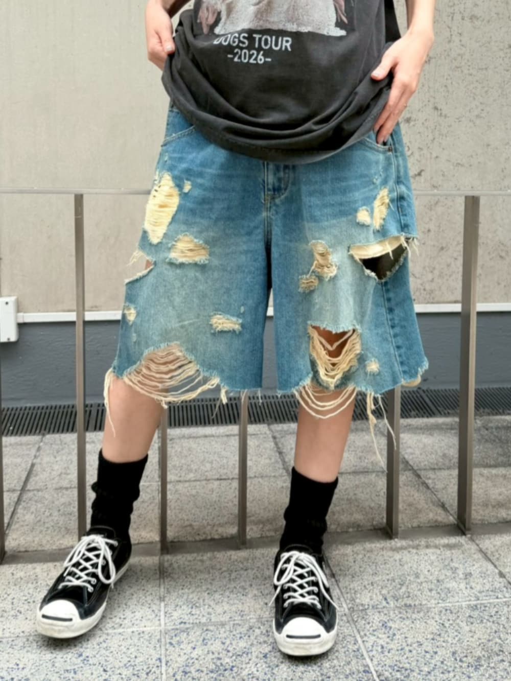 ブラック系のTシャツ/カットソー、ブルー系のデニムパンツを着用したレディースの夏コーディネートの5枚目の写真