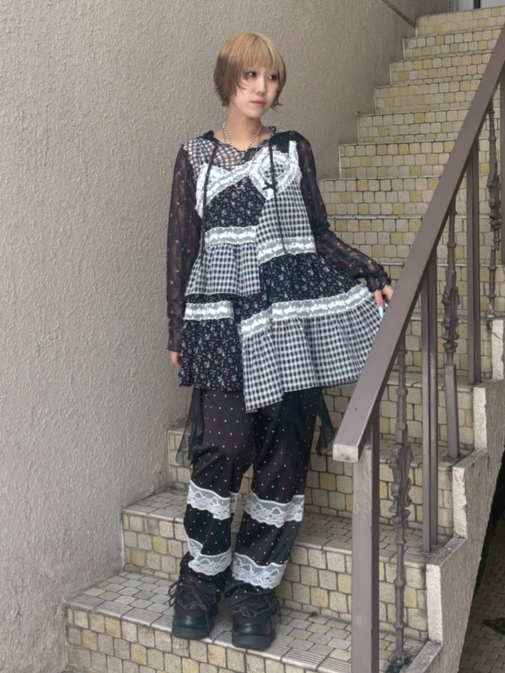 ブラック系のその他パンツ、ブラック系のTシャツ/カットソー、ブラック系のワンピースを着用したレディースの春コーディネートの3枚目の写真