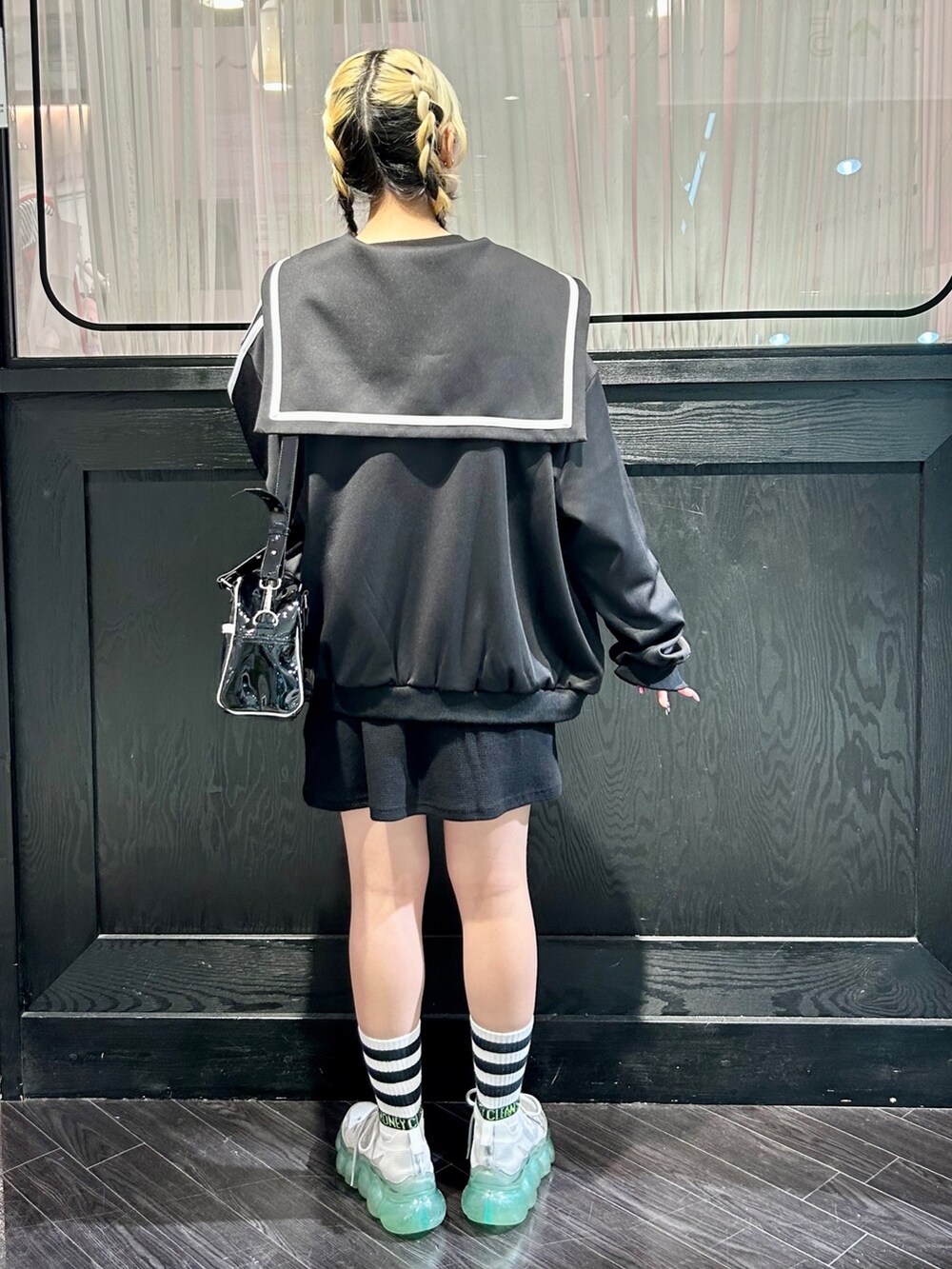 ブラック系のボストンバッグ、ブラック系のTシャツ/カットソー、ブラック系のブルゾンを着用したレディースの夏コーディネートの4枚目の写真