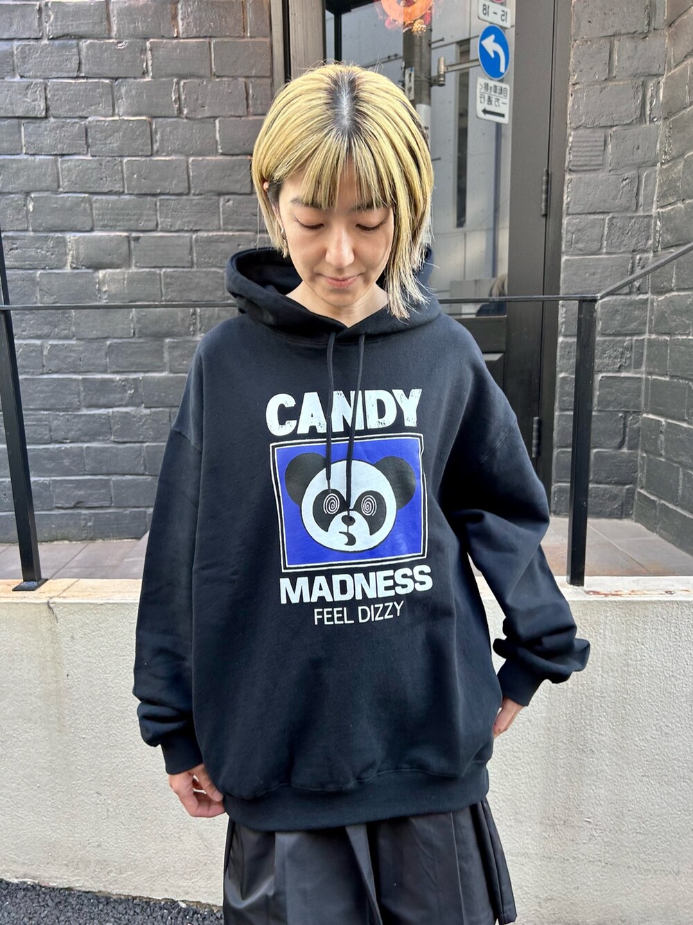 ブラック系のスウェット、ブラック系のスカートを着用したレディースの冬コーディネートの4枚目の写真