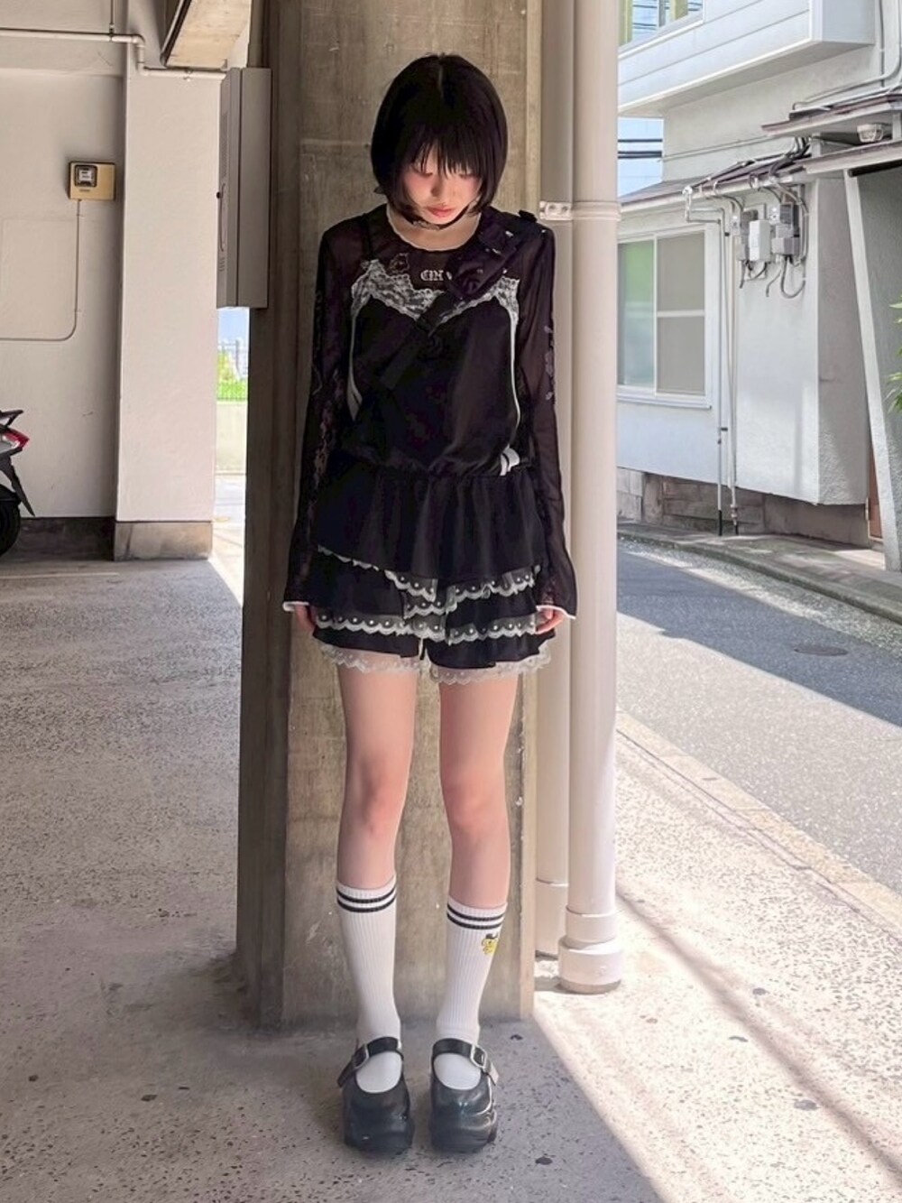 ブラック系のTシャツ/カットソー、ブラック系のキャミソール、ブラック系のその他パンツを着用したレディースの夏コーディネートの2枚目の写真