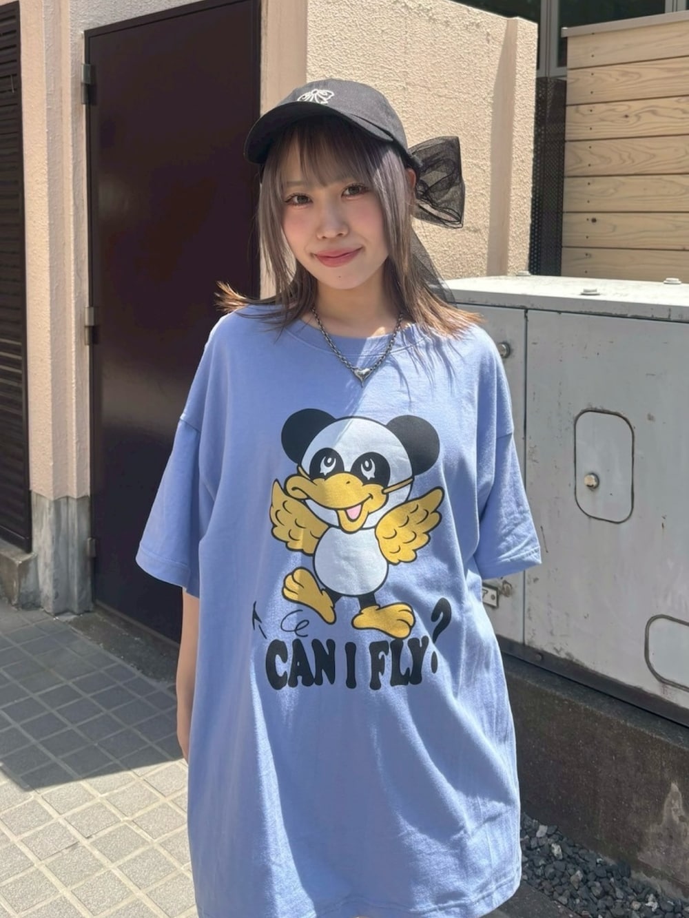ブルー系のTシャツ/カットソー、ブラック系のキャップを着用したレディースの春コーディネートの5枚目の写真