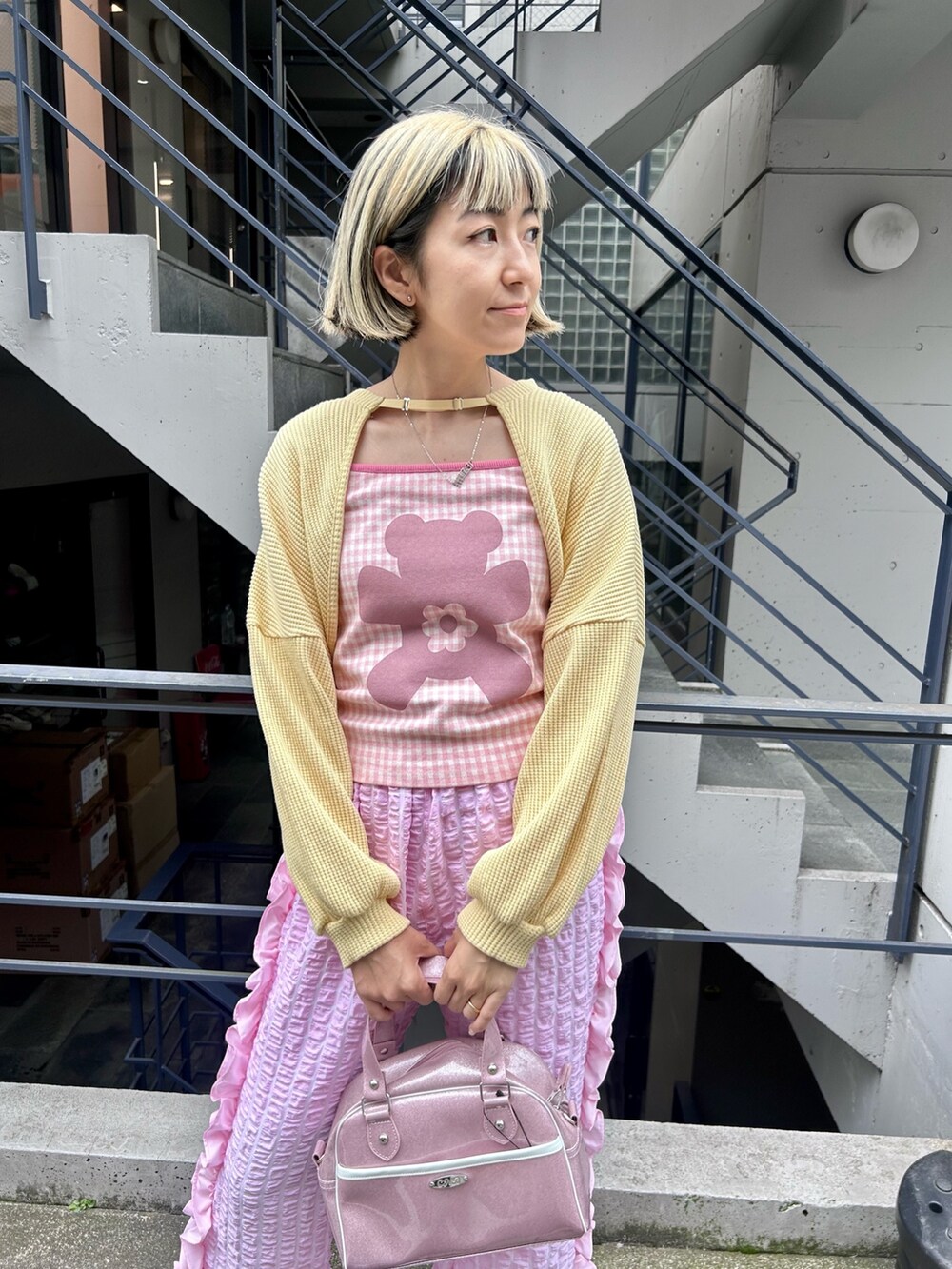 イエロー系のカーディガン/ボレロ、ピンク系のキャミソール、ピンク系のその他パンツを着用したレディースの夏コーディネートの4枚目の写真