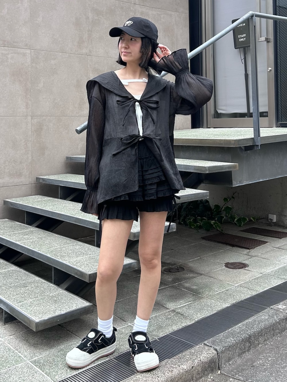 ブラック系のその他パンツ、ホワイト系のキャミソール、ブラック系のシャツ/ブラウスを着用したレディースの夏コーディネートの2枚目の写真