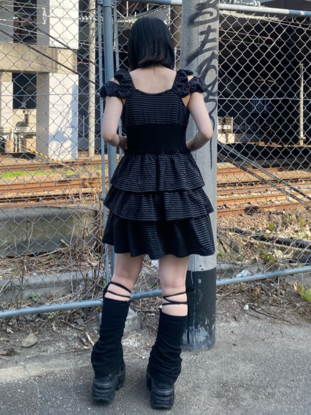 グレー系のワンピースを着用したレディースの夏コーディネートの2枚目の写真