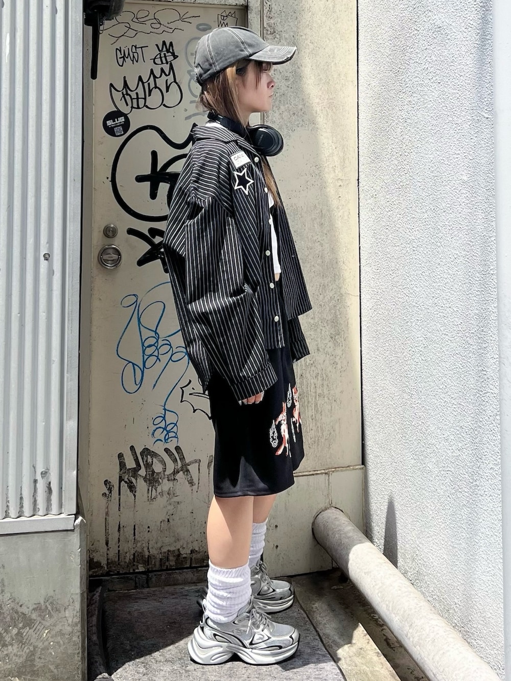 ブラック系のその他パンツ、ブラック系のシャツ/ブラウスを着用したレディースの夏コーディネートの2枚目の写真