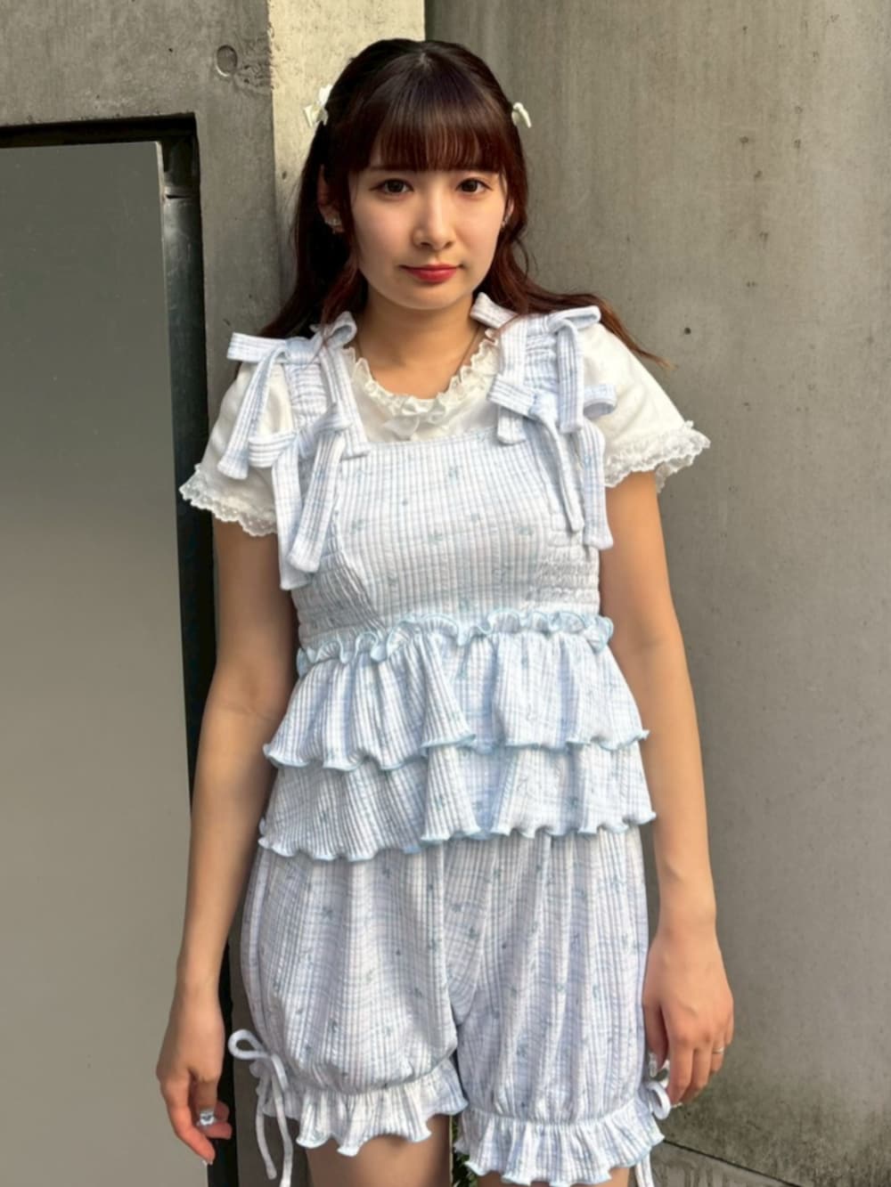 ホワイト系のTシャツ/カットソー、ブルー系の水着を着用したレディースの夏コーディネートの3枚目の写真