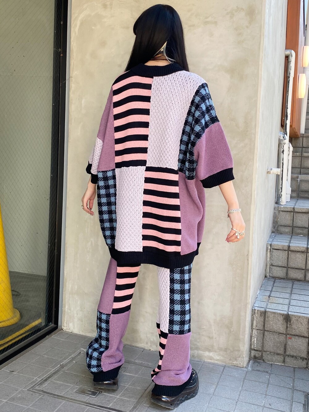 パープル系のカーディガン/ボレロ、パープル系のその他パンツを着用したレディースの春コーディネートの2枚目の写真