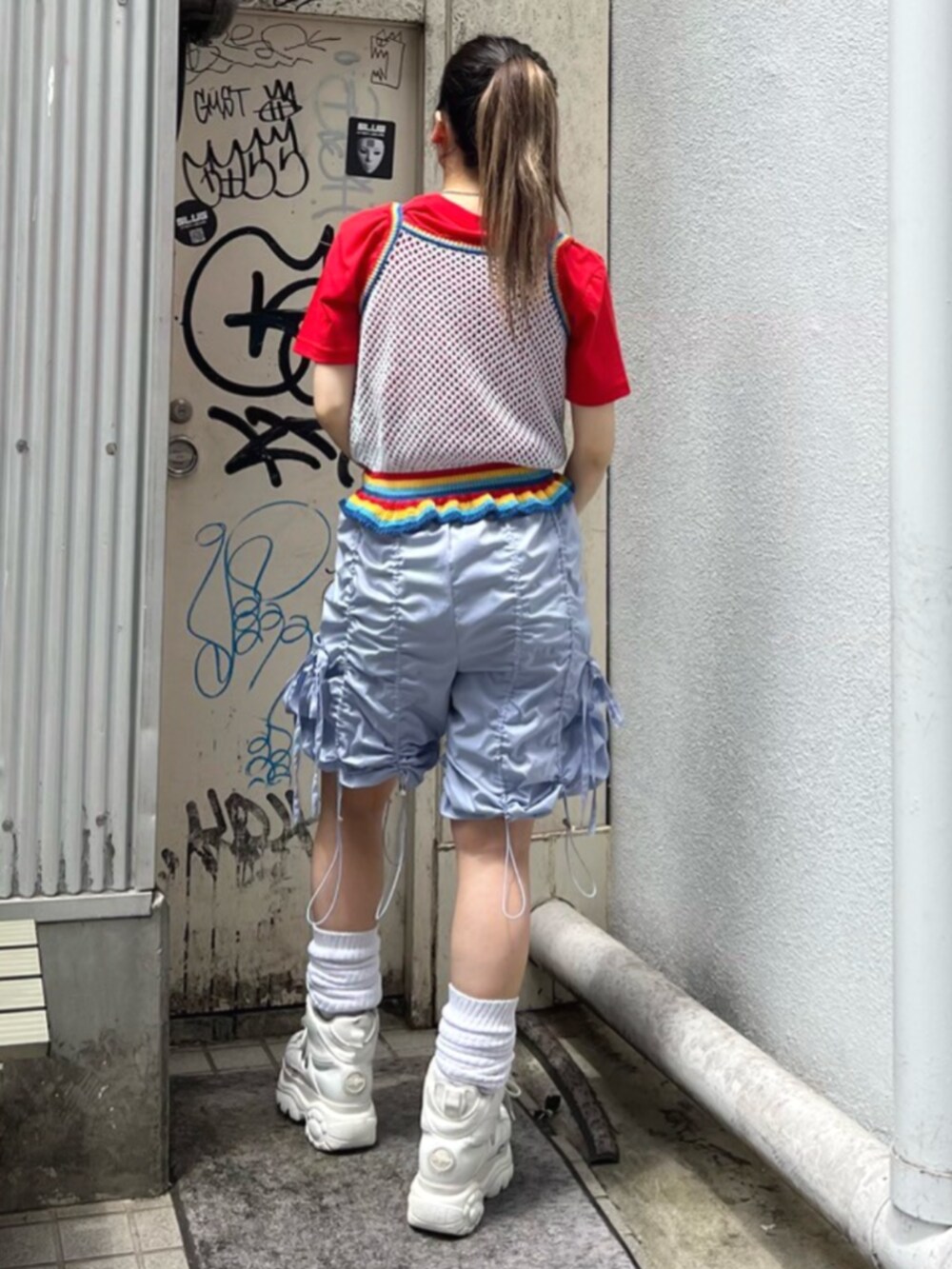 レッド系のTシャツ/カットソー、ホワイト系のキャミソール、パープル系のその他パンツを着用したレディースの夏コーディネートの4枚目の写真