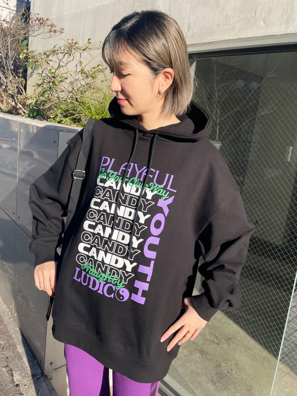 パープル系のその他パンツ、ブラック系のスニーカー、その他のショルダーバッグを着用したレディースの冬コーディネートの2枚目の写真