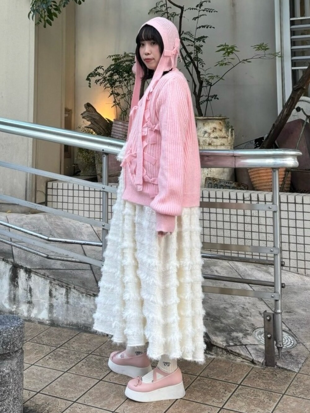 ピンク系のカーディガン/ボレロ、ホワイト系のその他トップス、ホワイト系のワンピースを着用したレディースの秋コーディネートの3枚目の写真