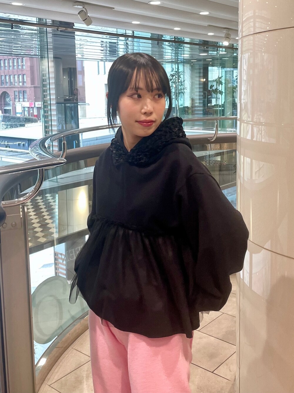 ブラック系のローファー、ブラック系のパーカー、ピンク系のその他パンツを着用したレディースの冬コーディネートの4枚目の写真