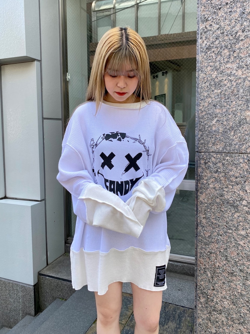 ホワイト系のTシャツ/カットソー、ホワイト系のソックス/靴下を着用したレディースの夏コーディネートの4枚目の写真