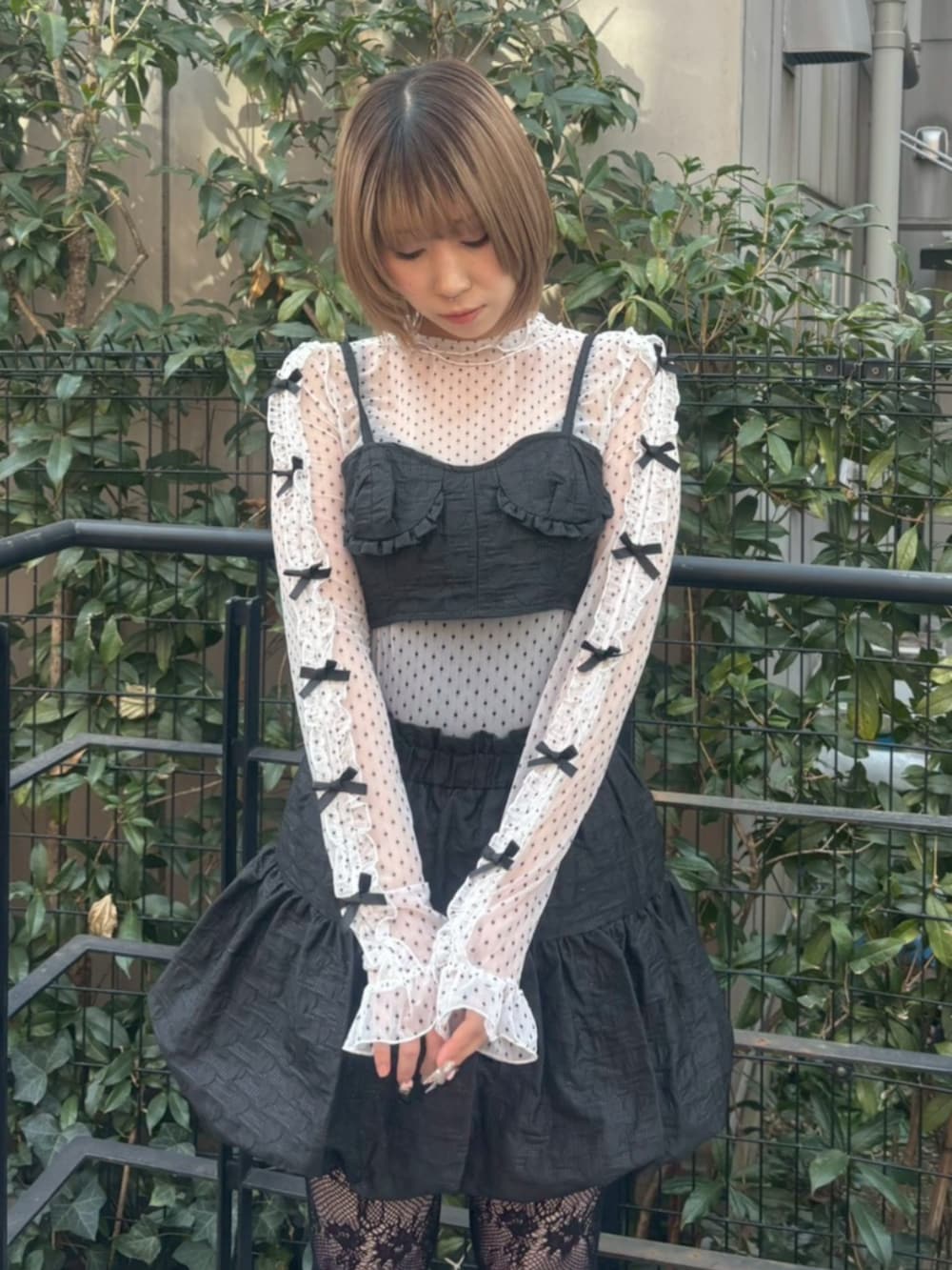 ブラック系のワンピース、ホワイト系のその他トップスを着用したレディースの冬コーディネートの3枚目の写真