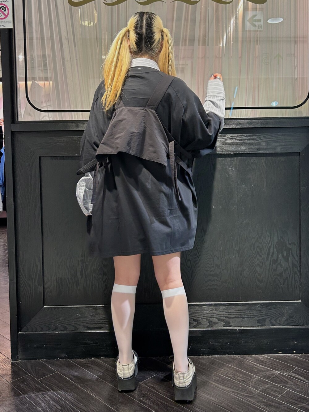 ブラック系のTシャツ/カットソー、グレー系のシャツ/ブラウス、ブラック系のベストを着用したレディースの夏コーディネートの4枚目の写真