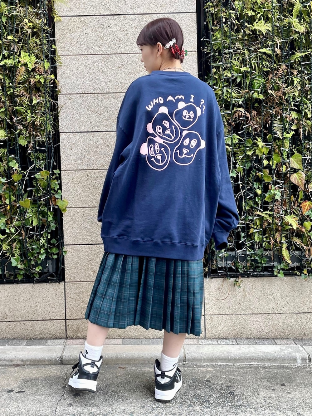 ブルー系のスウェット、グリーン系のスカート、ブラック系のボディバッグ/ウエストポーチを着用したレディースの冬コーディネートの4枚目の写真