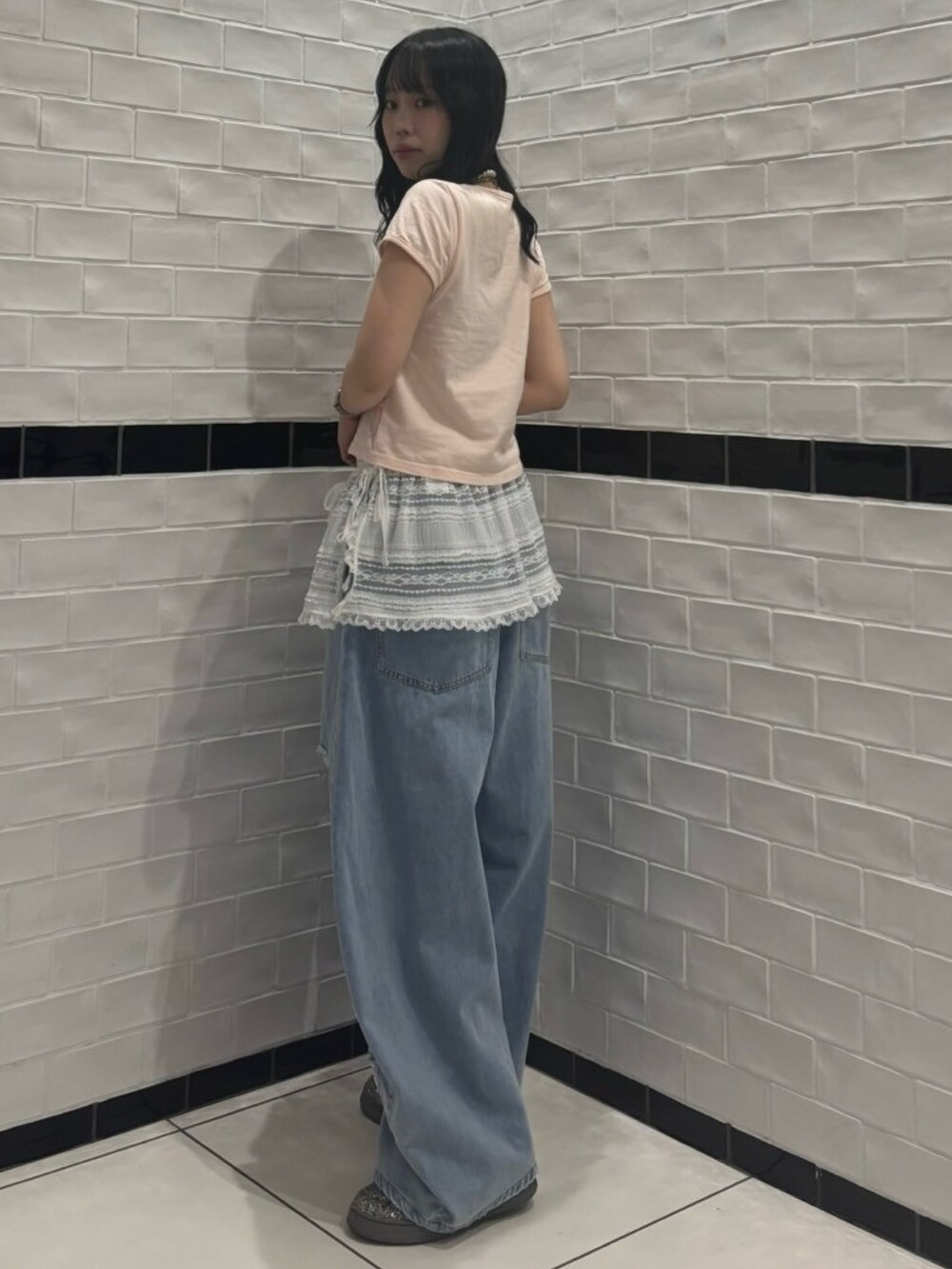 ブルー系のデニムパンツ、ホワイト系のスカート、ピンク系のTシャツ/カットソーを着用したレディースの夏コーディネートの4枚目の写真