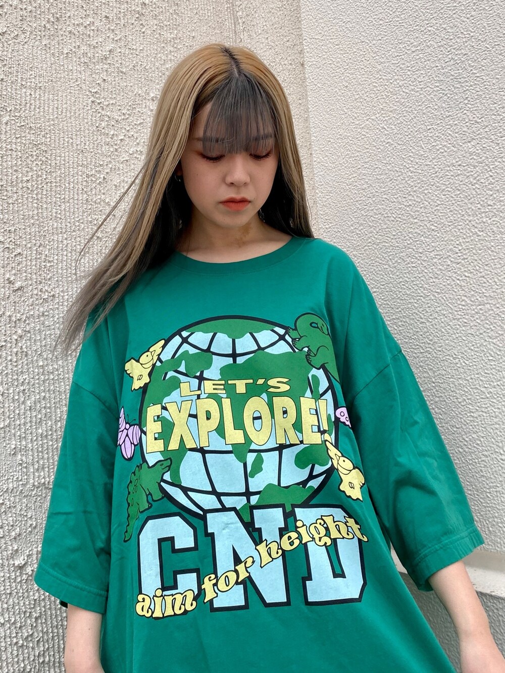 オレンジ系のその他パンツ、グリーン系のTシャツ/カットソーを着用したレディースの春コーディネートの4枚目の写真