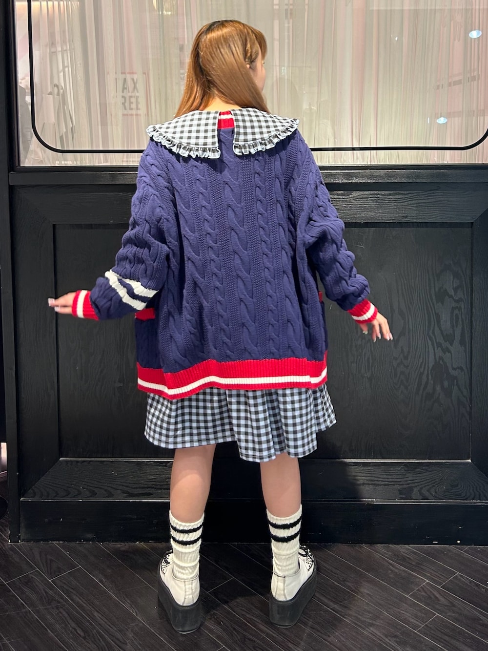 ブルー系のワンピース、ブルー系のカーディガン/ボレロを着用したレディースの冬コーディネートの5枚目の写真