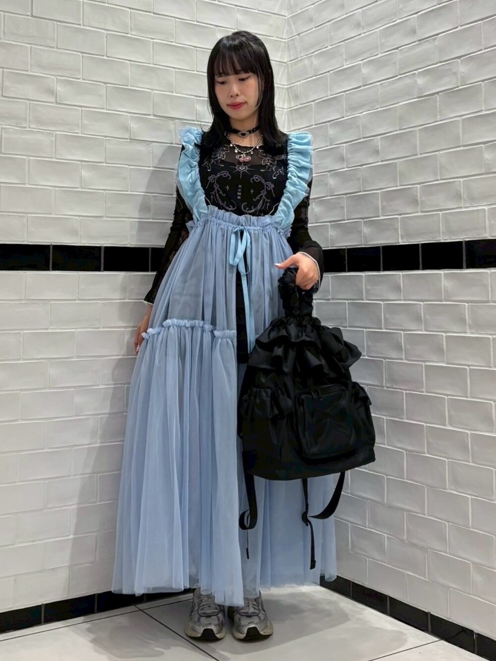 ブラック系のTシャツ/カットソー、ブルー系のスカート、ブラック系のスカートを着用したレディースの夏コーディネートの2枚目の写真