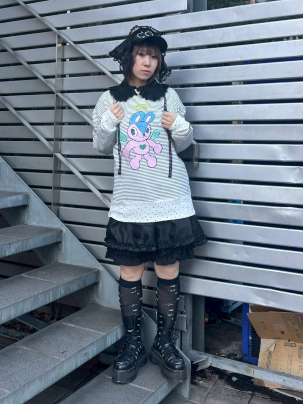 ブラック系のワンピース、ブラック系のTシャツ/カットソー、ブラック系のソックス/靴下を着用したレディースの春コーディネートの2枚目の写真