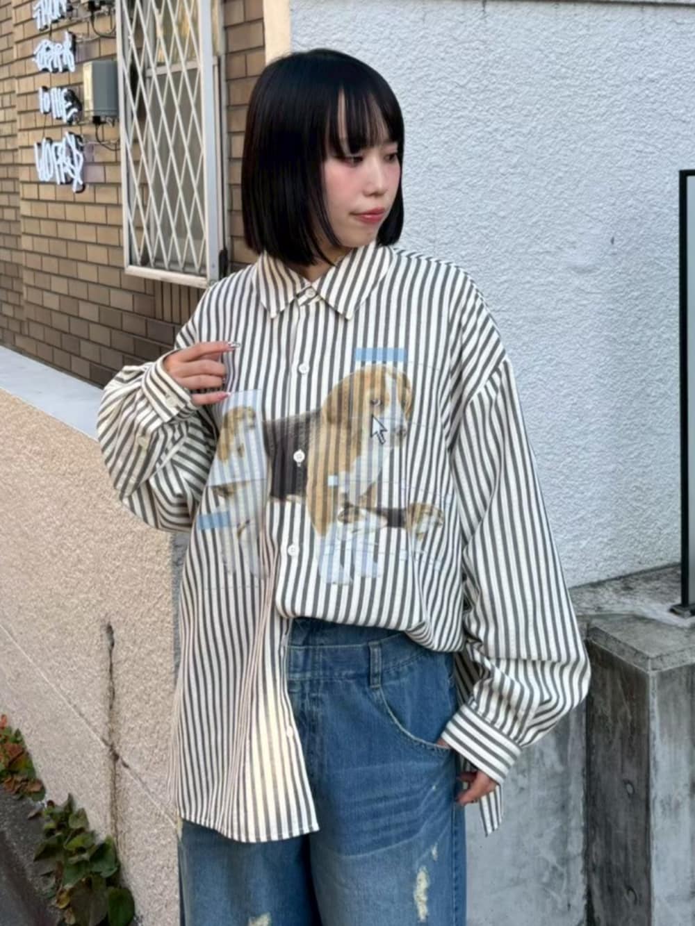 グレー系のシャツ/ブラウス、ブルー系のデニムパンツを着用したレディースの冬コーディネートの4枚目の写真