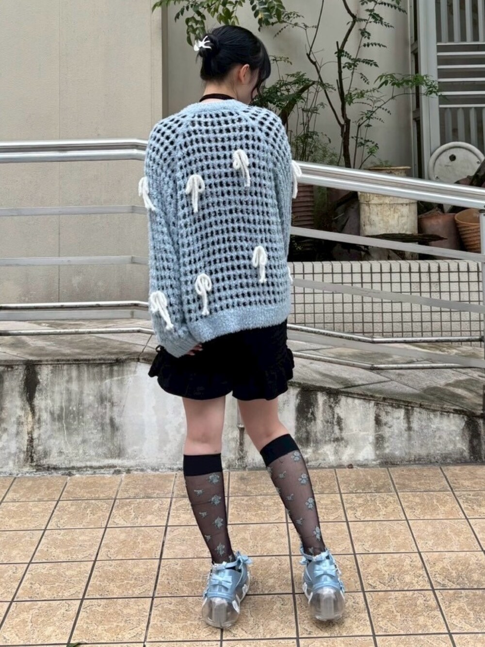 ブラック系のその他パンツ、ブラック系のその他トップス、ブルー系のカーディガン/ボレロを着用したレディースの夏コーディネートの4枚目の写真