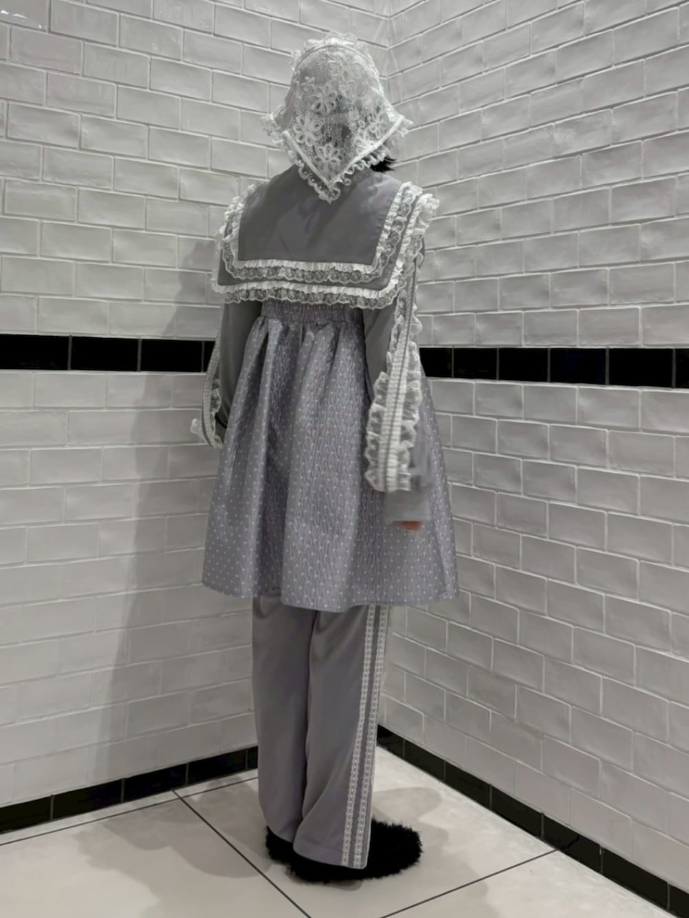 グレー系のワンピース、グレー系のブルゾン、グレー系のその他パンツを着用したレディースの冬コーディネートの4枚目の写真