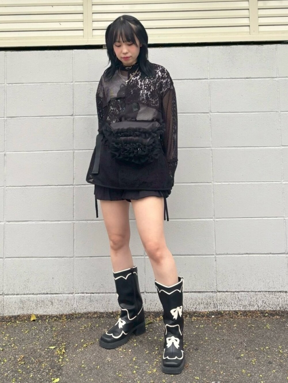 ブラック系のTシャツ/カットソー、ホワイト系のTシャツ/カットソー、ブラック系のその他パンツを着用したレディースの春コーディネートの2枚目の写真