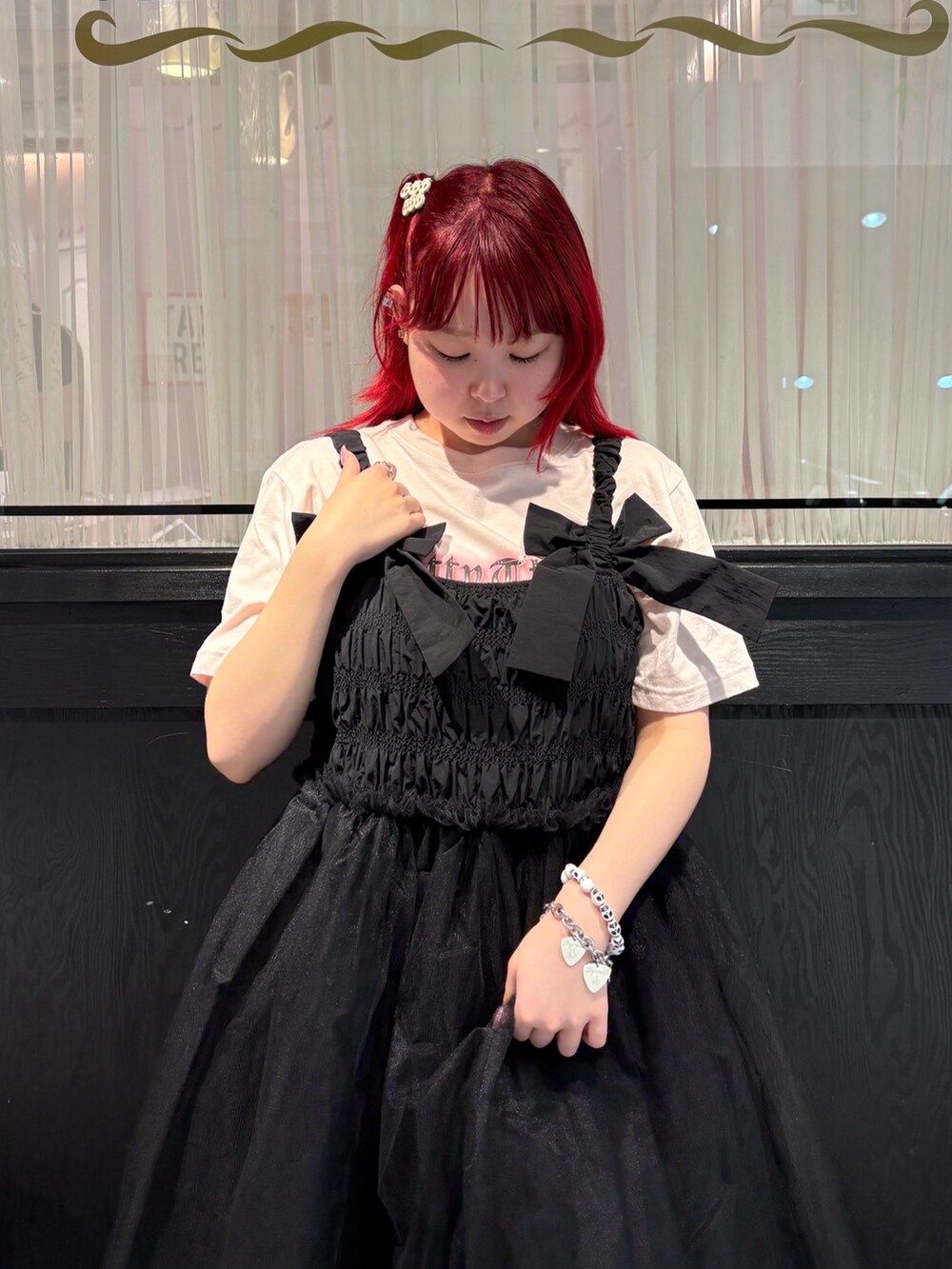 ブラック系のワンピース、ピンク系のTシャツ/カットソーを着用したレディースの春コーディネートの5枚目の写真