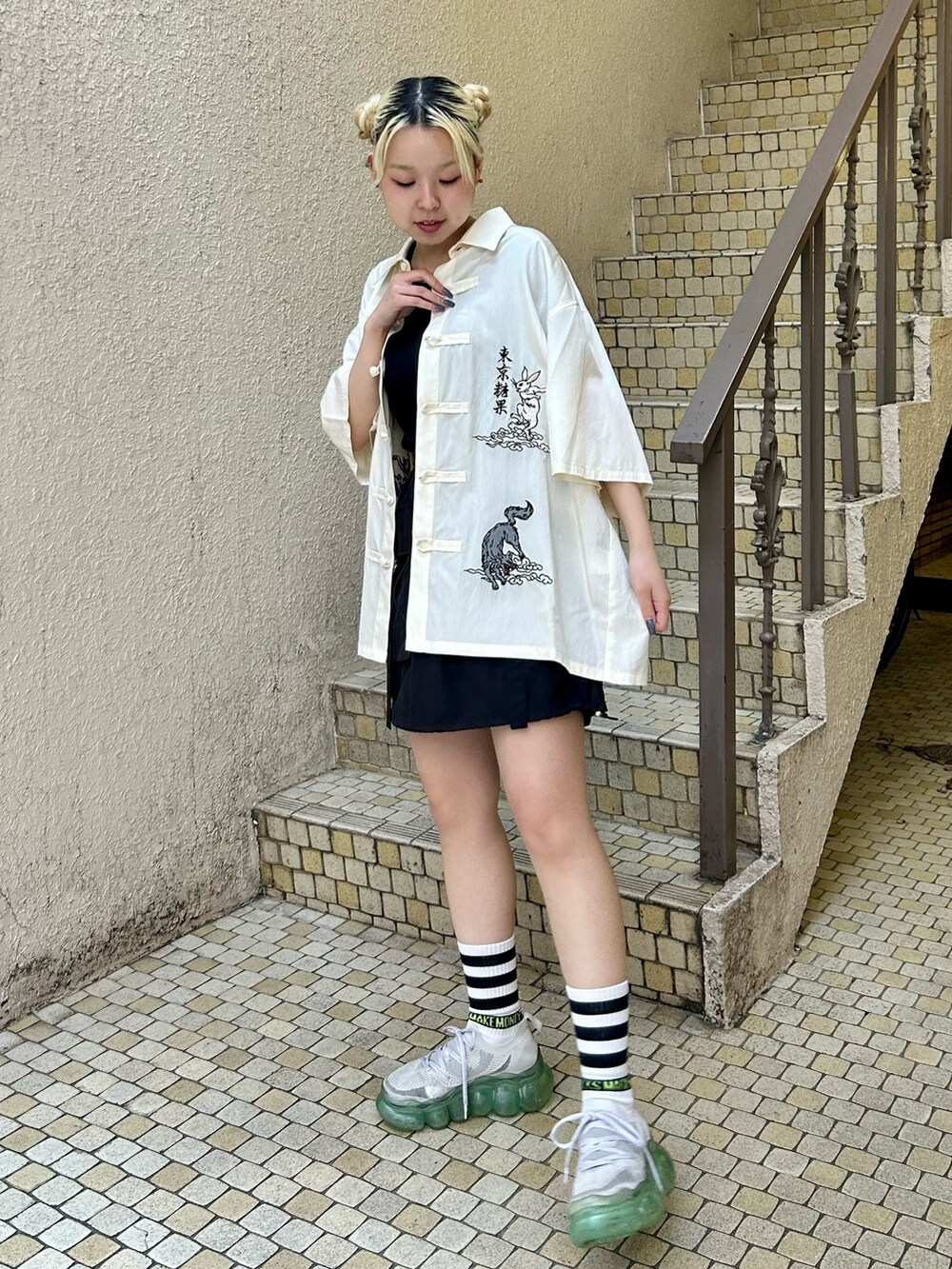 ブラック系のスカート、ブラック系のTシャツ/カットソー、ホワイト系のシャツ/ブラウスを着用したレディースの夏コーディネートの3枚目の写真