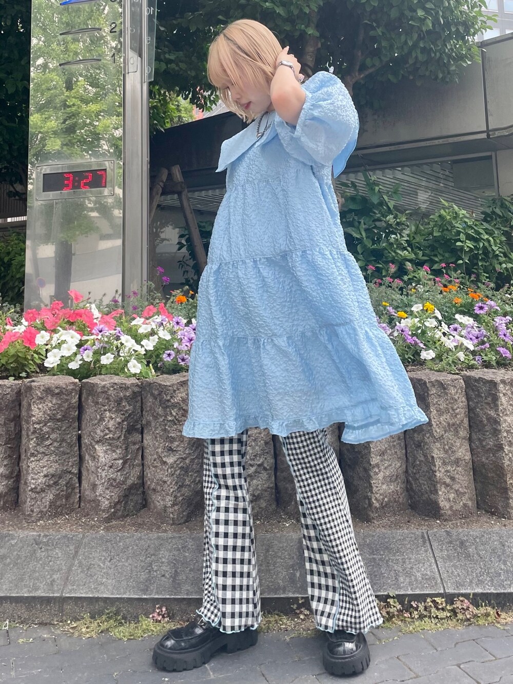 ブルー系のワンピース、ブラック系のその他パンツ、ブラック系のローファーを着用したレディースの夏コーディネートの3枚目の写真