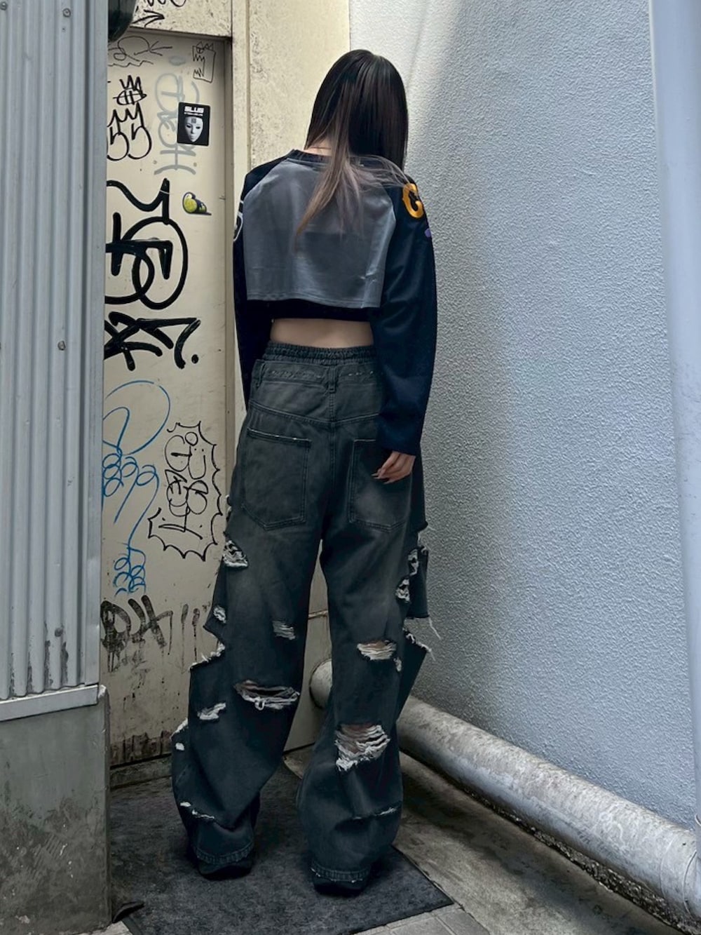 ブラック系のデニムパンツ、グレー系のTシャツ/カットソーを着用したレディースの夏コーディネートの4枚目の写真