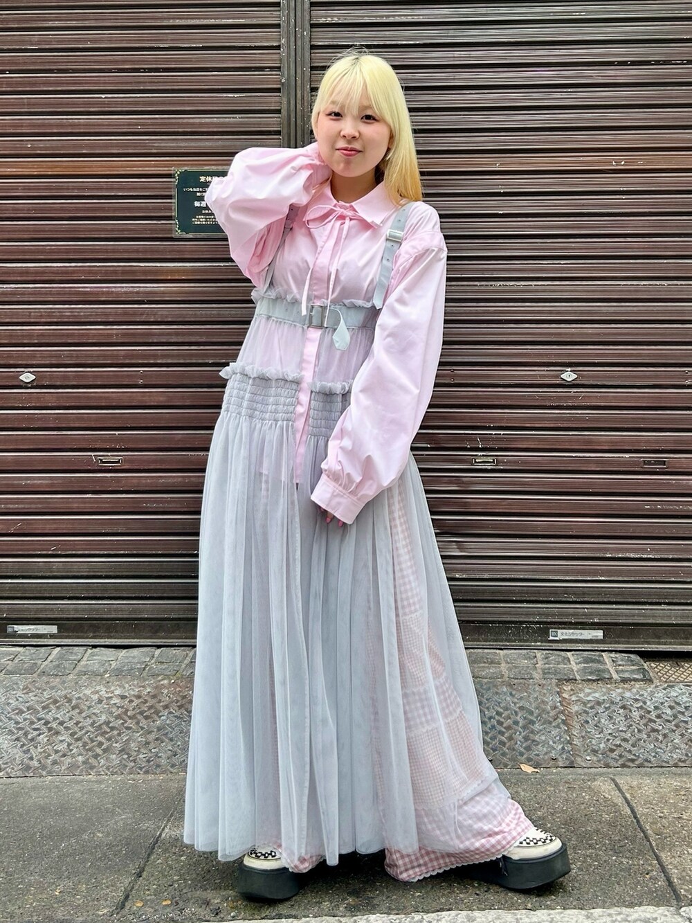 ピンク系のその他パンツ、グレー系のスカート、ピンク系のシャツ/ブラウスを着用したレディースの春コーディネートの2枚目の写真