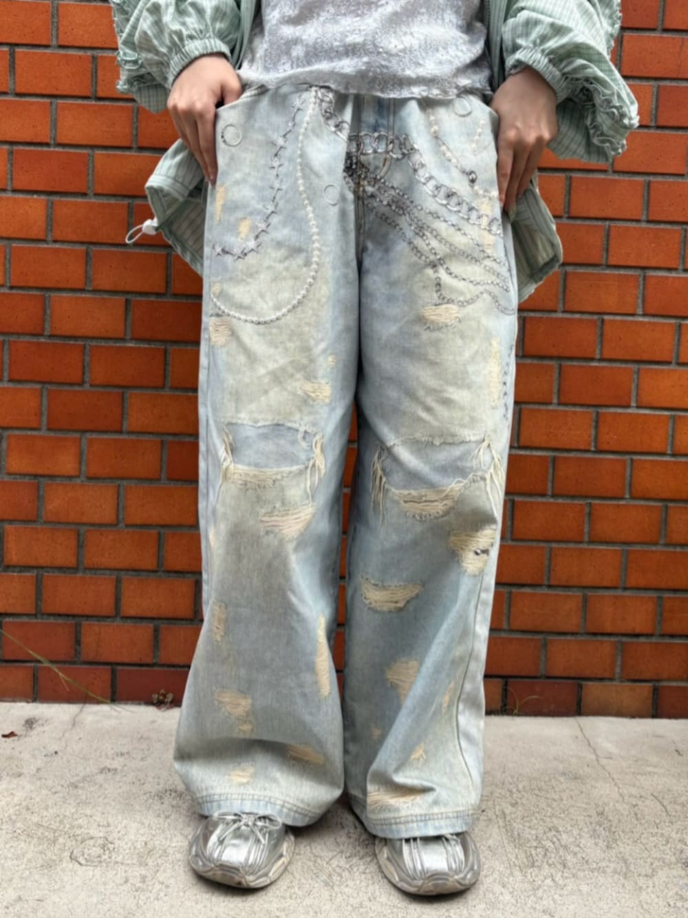 ブルー系のその他パンツ、ホワイト系のTシャツ/カットソー、グリーン系のブルゾンを着用したレディースの秋コーディネートの4枚目の写真