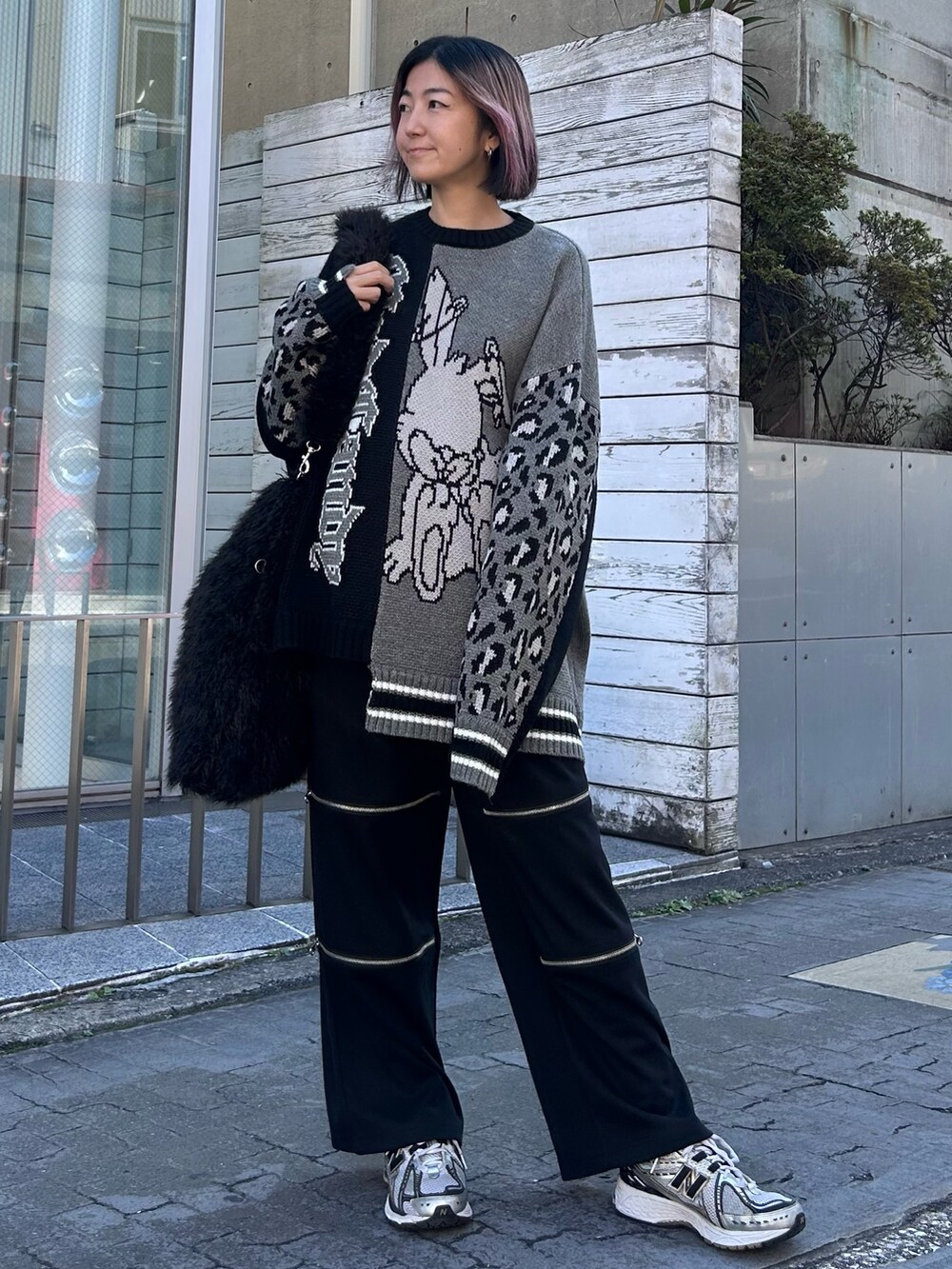 ブラック系のニット/セーター、ブラック系のその他パンツ、ブラック系のショルダーバッグを着用したレディースの秋コーディネートの2枚目の写真