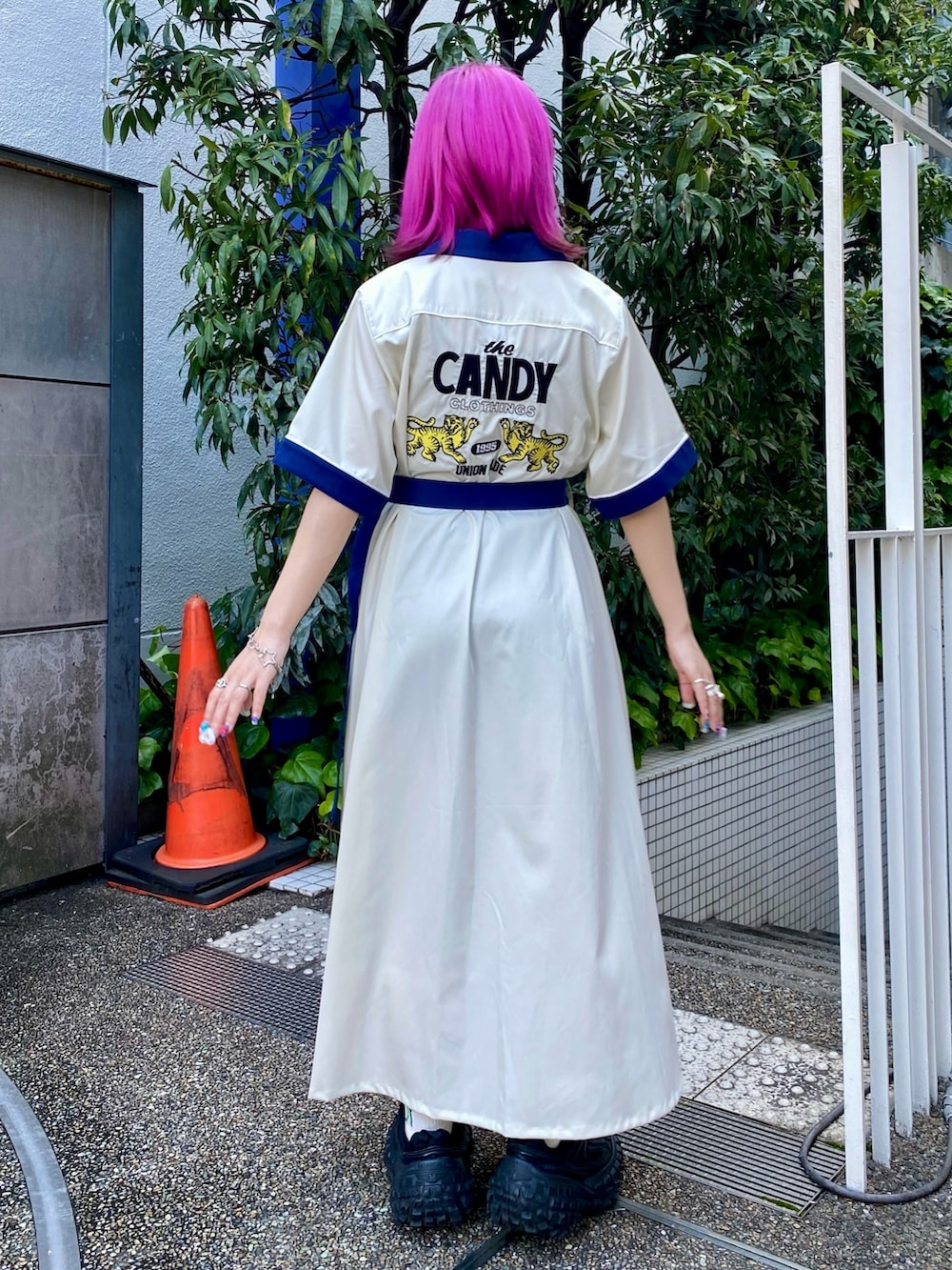 ホワイト系のシャツワンピース、ブラック系のチョーカーを着用したレディースの春コーディネートの3枚目の写真