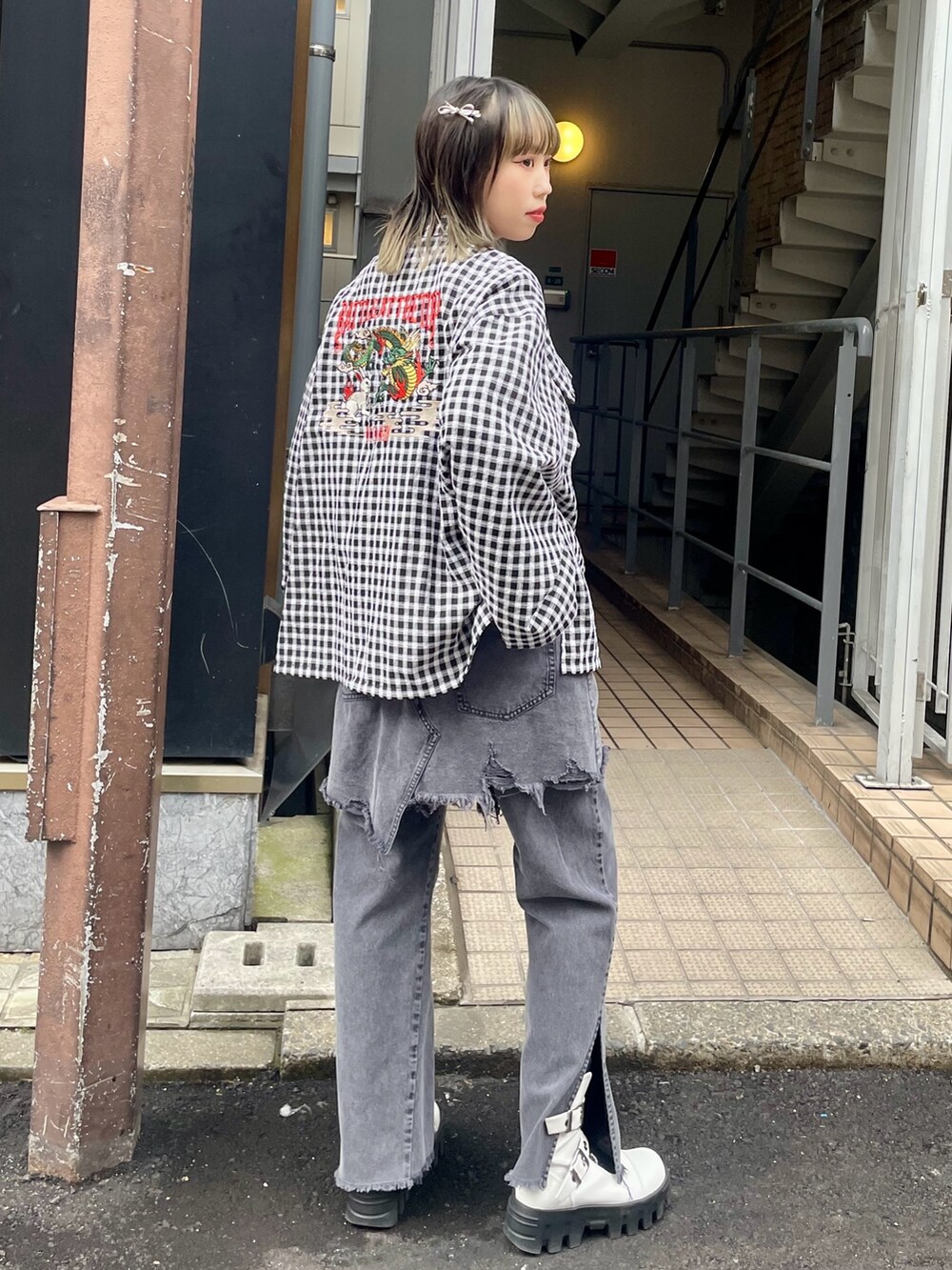 ブラック系のシャツ/ブラウス、ブラック系のその他パンツ、ホワイト系のショルダーバッグを着用したレディースの春コーディネートの3枚目の写真