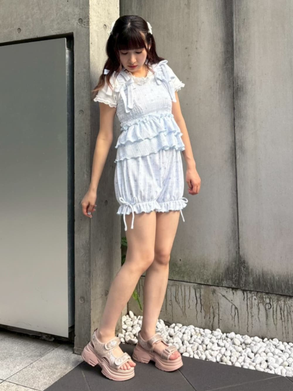 ホワイト系のTシャツ/カットソー、ブルー系の水着を着用したレディースの夏コーディネートの2枚目の写真
