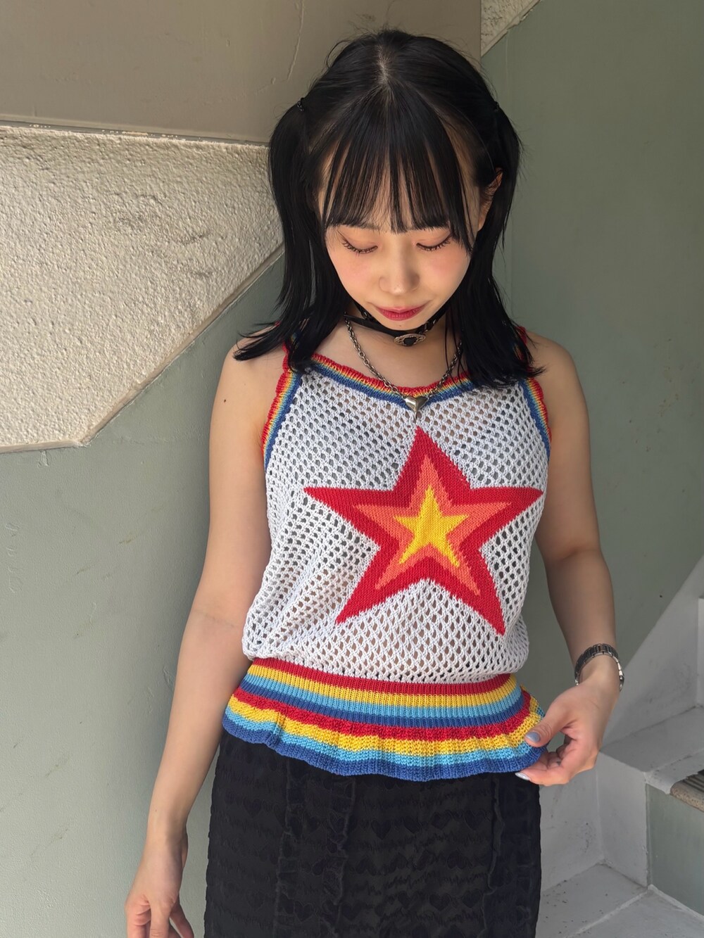 ブラック系のその他パンツ、ブラック系のスカート、ブルー系のキャミソールを着用したレディースの春コーディネートの5枚目の写真