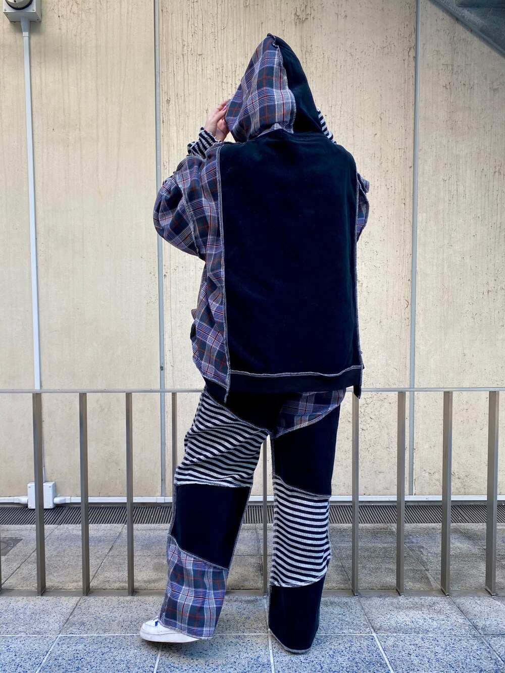 ブラック系のその他パンツ、ブラック系のパーカーを着用したレディースの秋コーディネートの4枚目の写真