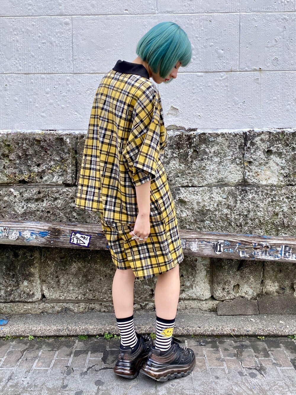 イエロー系のポロシャツ、イエロー系のその他パンツ、ホワイト系のソックス/靴下を着用したレディースの春コーディネートの3枚目の写真