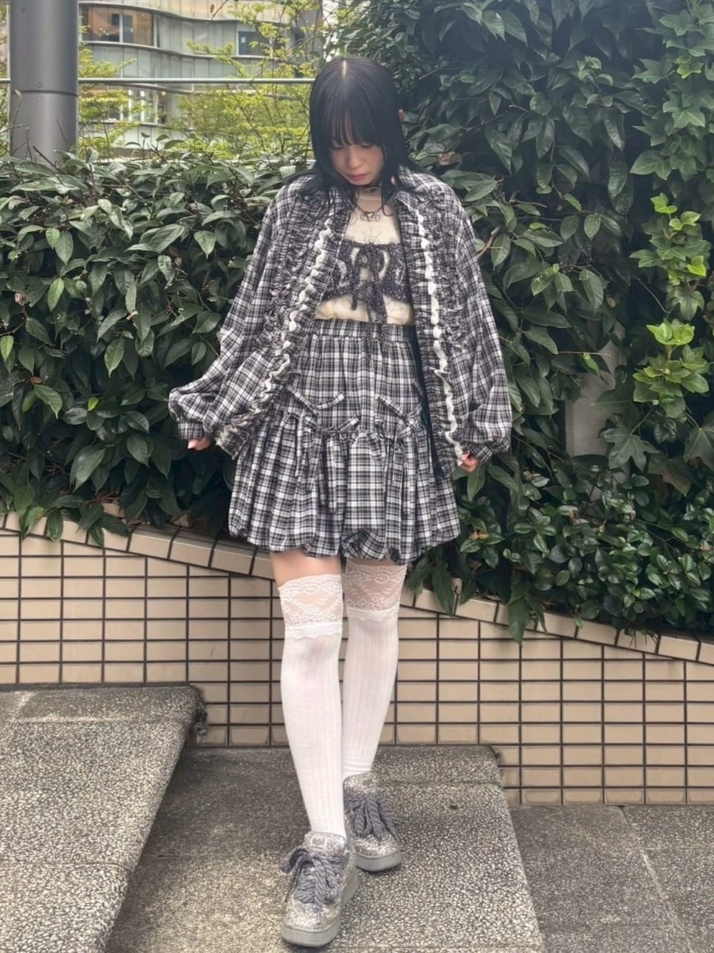 ブラック系のノーカラージャケット、ベージュ系のTシャツ/カットソー、ブラック系のその他トップスを着用したレディースの秋コーディネートの3枚目の写真