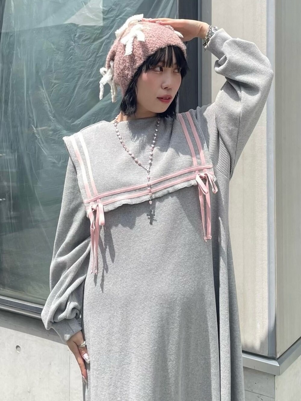 グレー系のワンピース、ピンク系のバレエシューズ、ピンク系のニットキャップ/ビーニーを着用したレディースの秋コーディネートの3枚目の写真