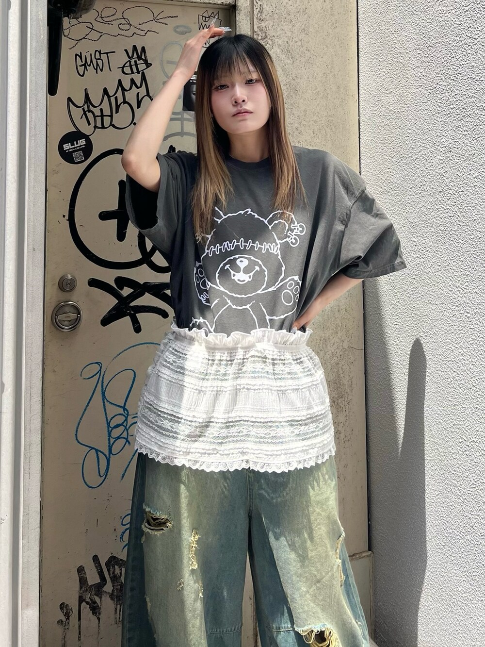 グレー系のTシャツ/カットソー、ホワイト系のスカート、ブルー系のデニムパンツを着用したレディースの夏コーディネートの4枚目の写真