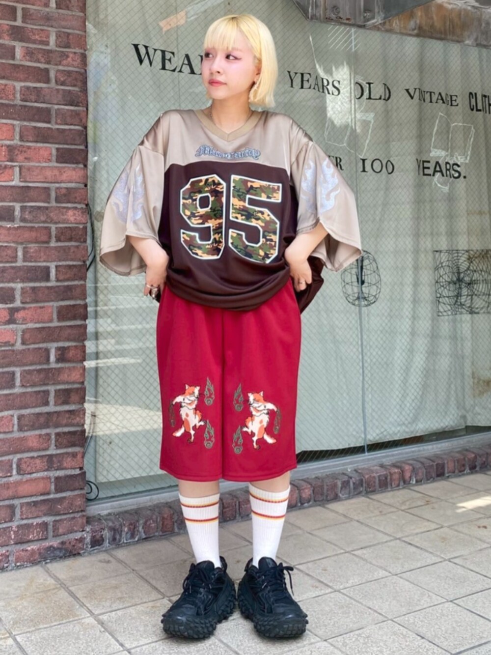 ブラウン系のTシャツ/カットソー、レッド系のその他パンツを着用したレディースの夏コーディネートの3枚目の写真