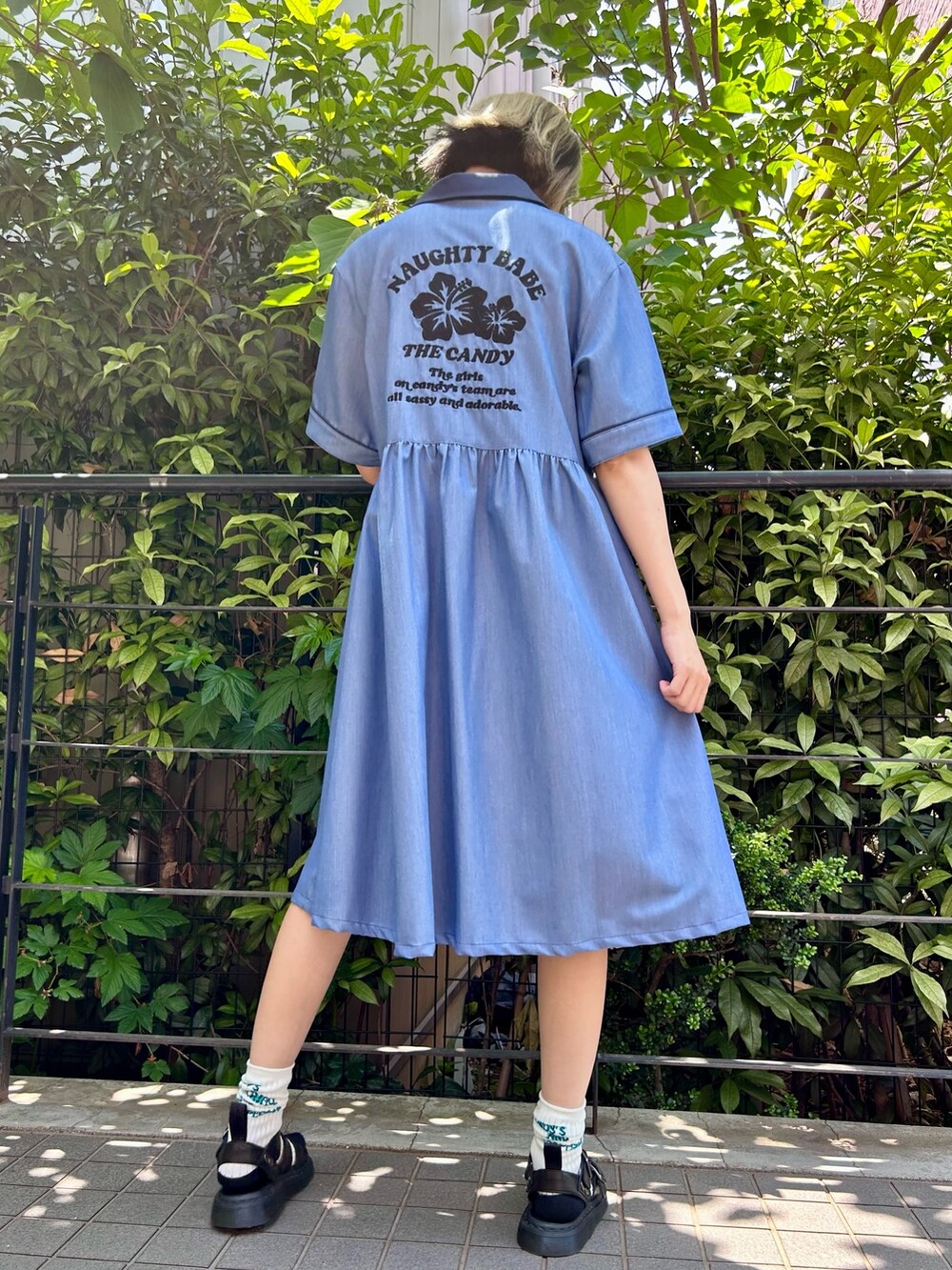 ブルー系のシャツワンピース、ホワイト系のソックス/靴下を着用したレディースの春コーディネートの3枚目の写真